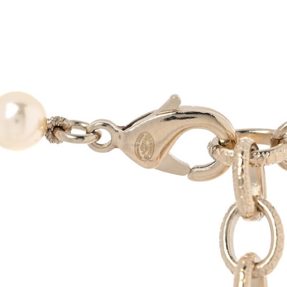 CHANEL
Pearl CC Necklace - Picture 2 of 3